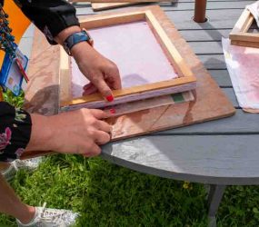 peeling the deckle from the paper pulp to leaving the paper sheet on the couching cloth